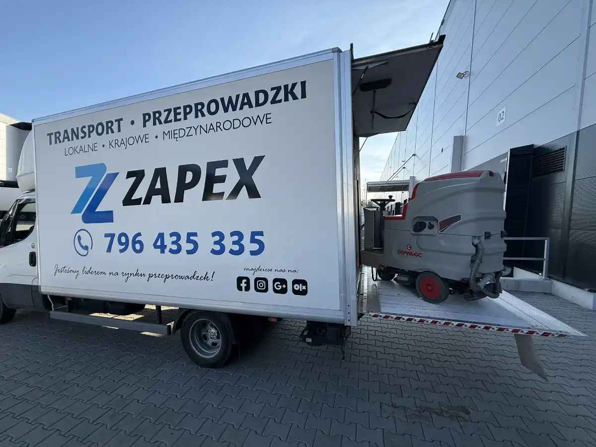 załadunek maszyny za pomoca windy zapex