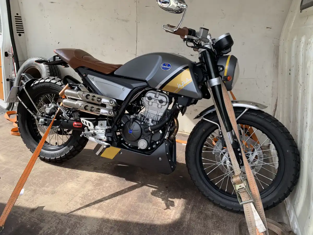załadunek i transport wykonany przez zapex transport i przeprowadzki z bydgoszczy motoru typu cafe racer