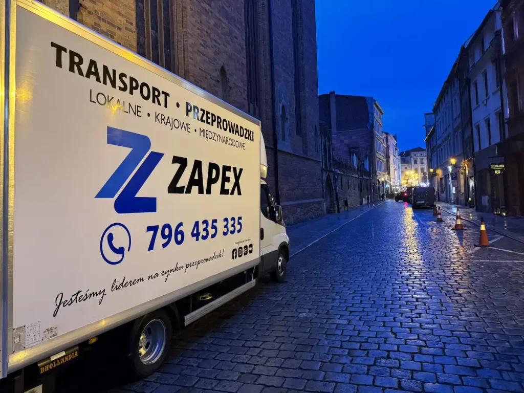 samochód firmy zapex transport i przeprowadzki na ulicy w Bydgoszczy