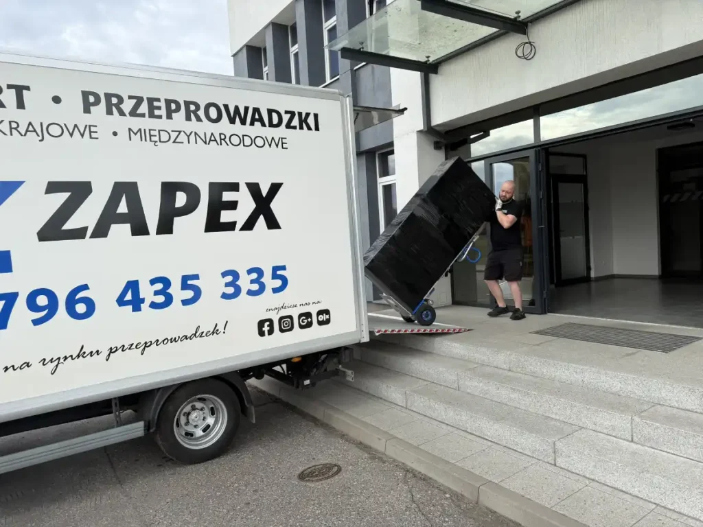 rozładunek biura w bydgoszczy przeprowadzony przez firme zapex transport i przeprowadzki